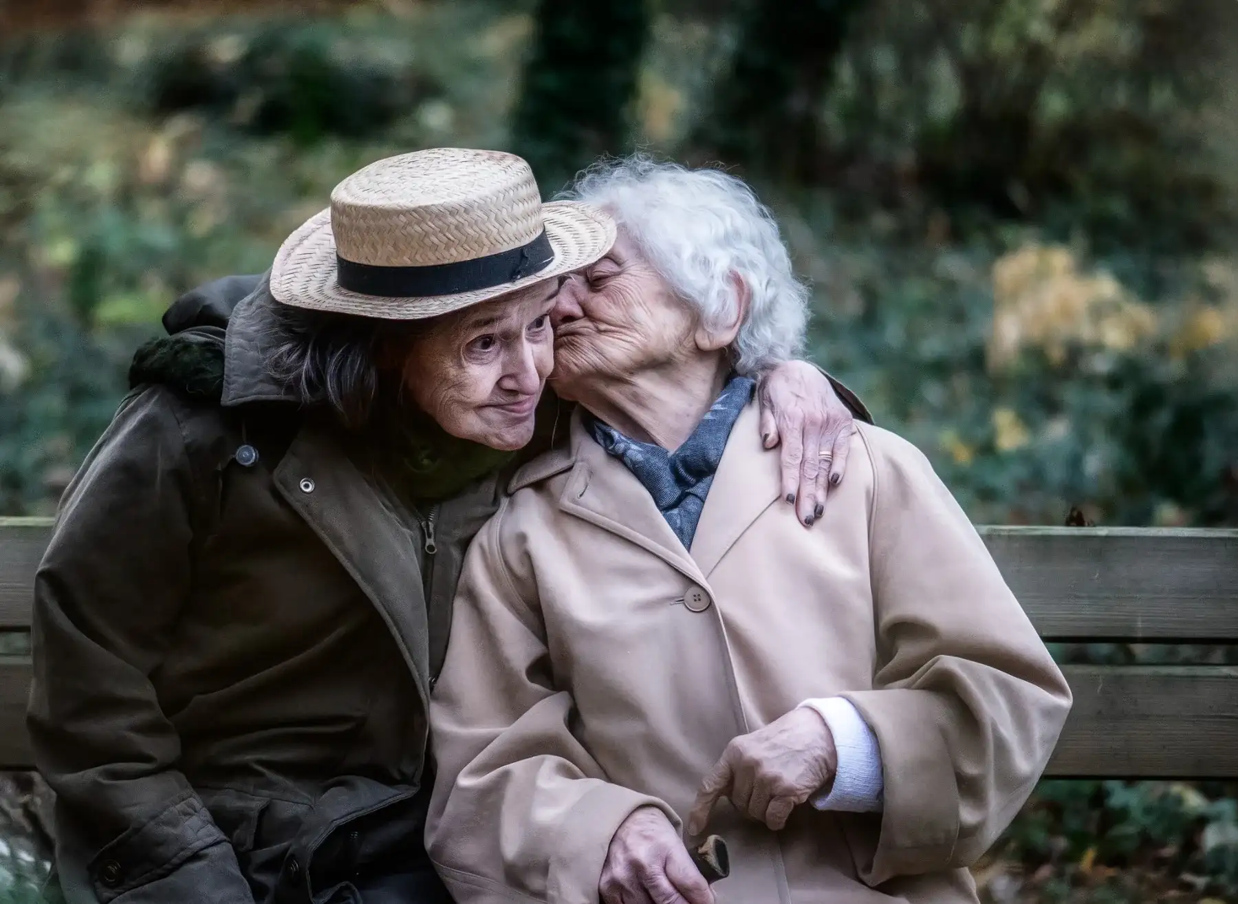 Deux résidentes partageant un moment de tendresse